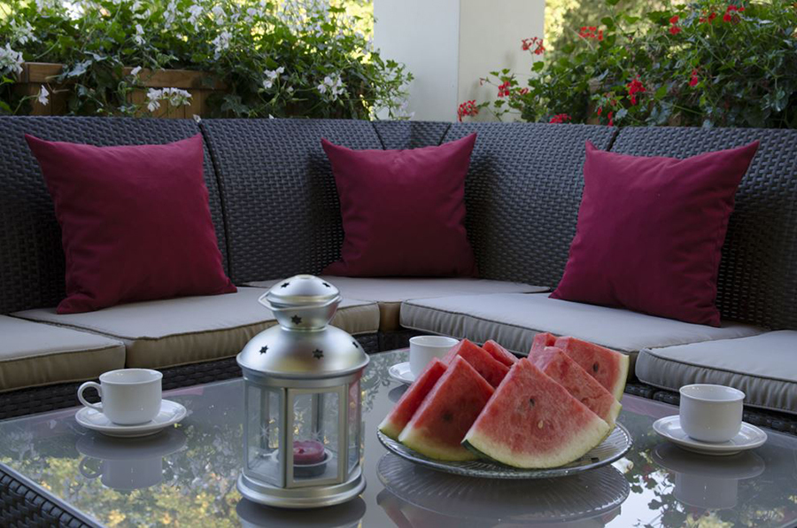 Meble z polipropylenu – idealne wyposażenie na taras