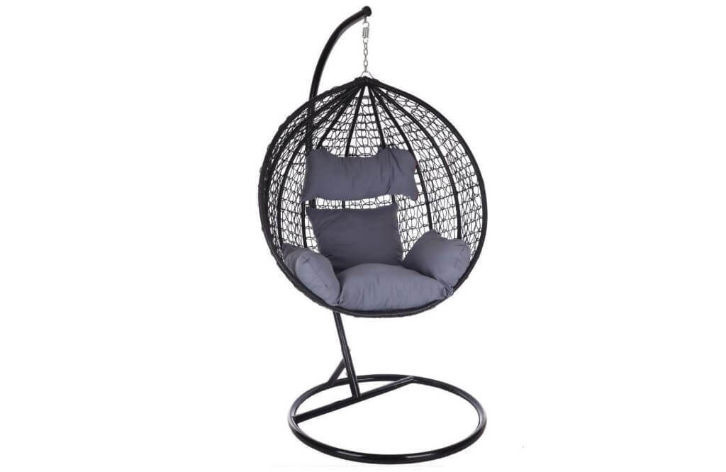 Nowy trend dekoracyjny w domu i ogrodzie – wiszący fotel kokon