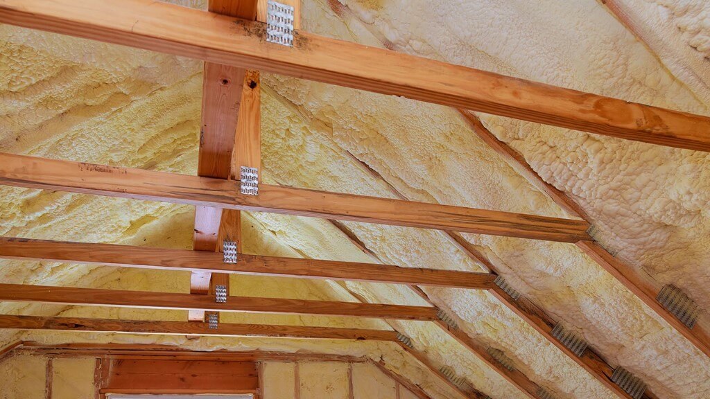 Zalety ocieplenia pianką izolacyjną PUR