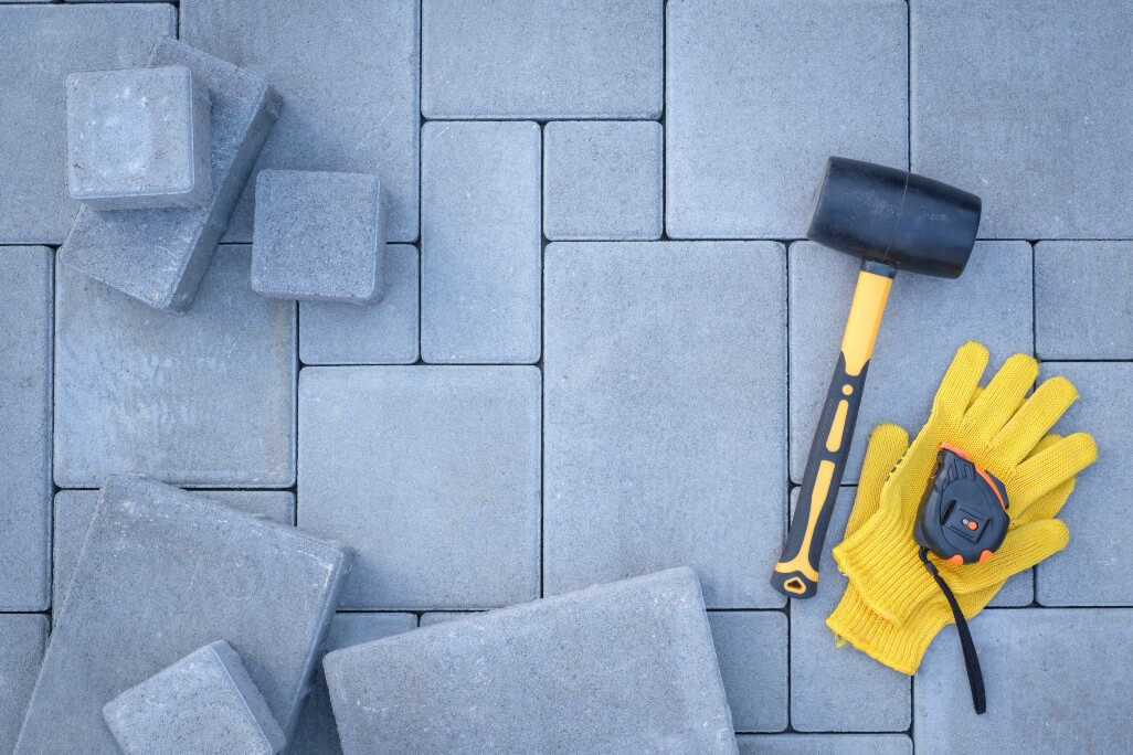 Układanie kostki brukowej, czyli co, jak i z kim najlepiej
