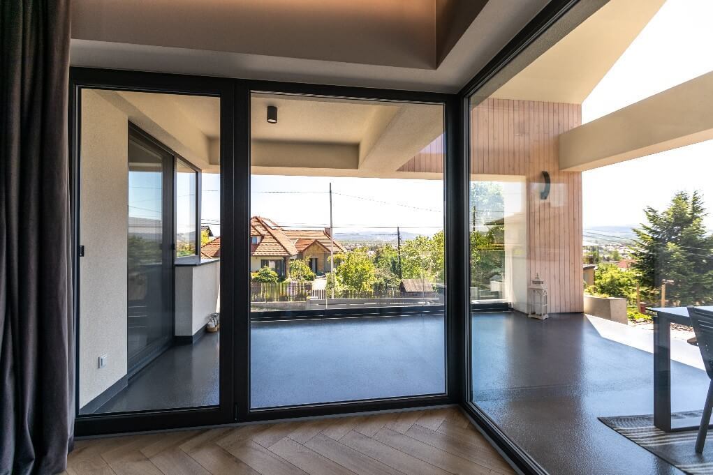 Drzwi przesuwne na taras. Czemu warto na nie postawić?