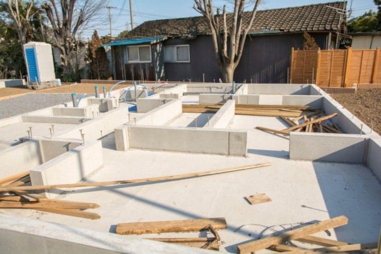 Tradycyjny fundament czy płyta fundamentowa? Co wybrać?