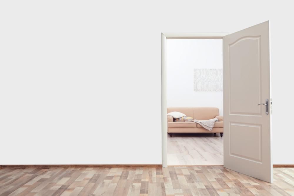Drzwi bezprzylgowe – kiedy warto je wybrać i na co zwrócić uwagę?