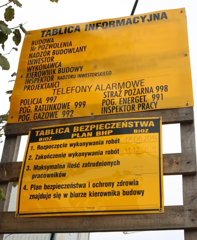 Tablica informacyjna na terenie budowy