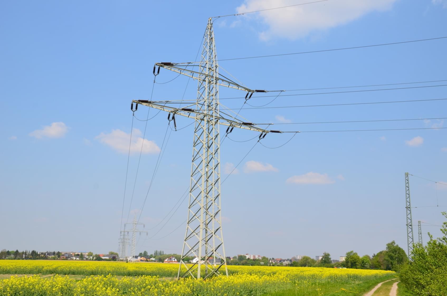 Linie wysokiego napięcia – w jakiej odległości możemy wybudować dom?