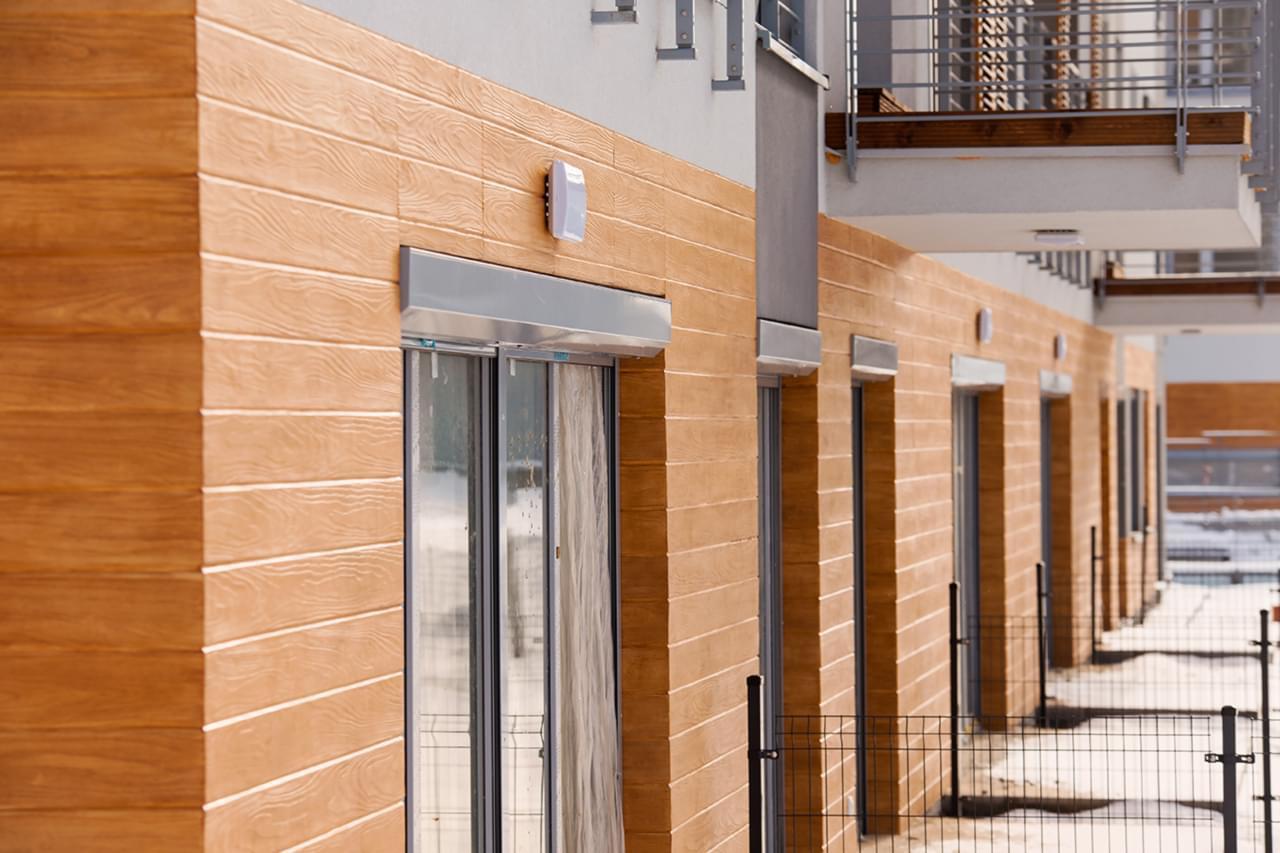 Pomysł na elewację – imitacja drewna na ścianie