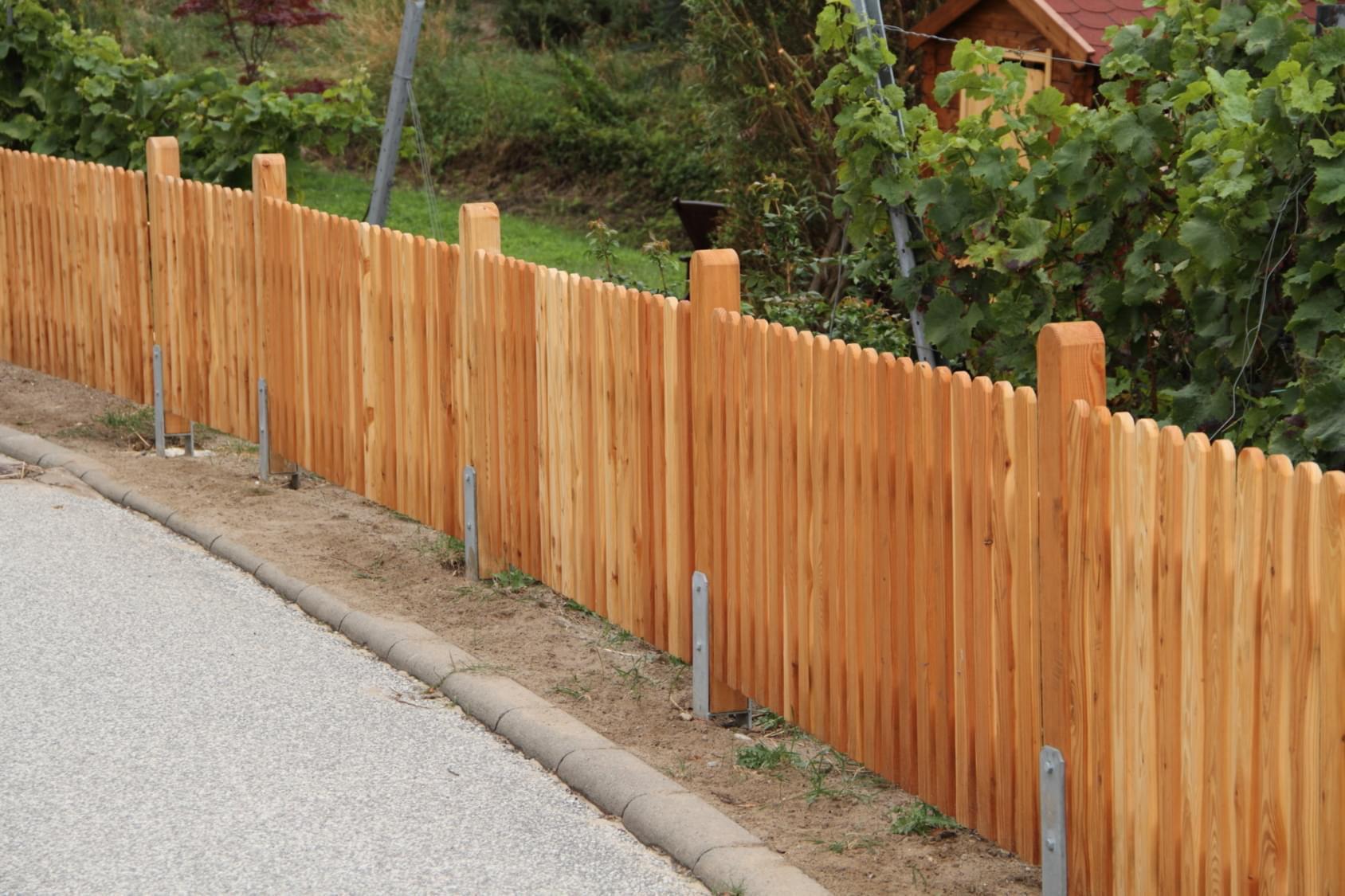 Jaki płot wybrać – z siatki, sztachetowy czy żaluzjowy.