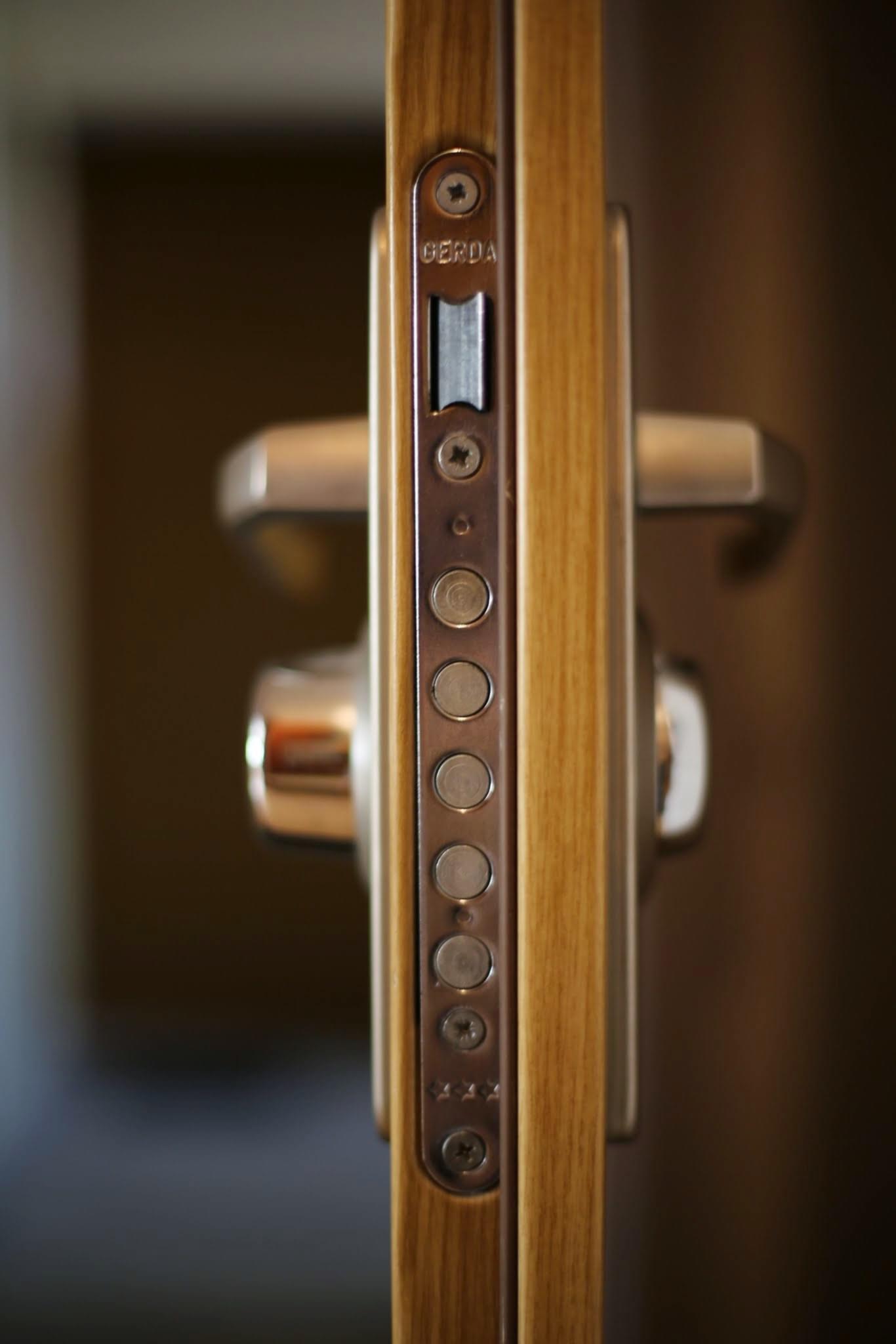 Drzwi antywłamaniowe – zbędny wydatek, czy konieczność