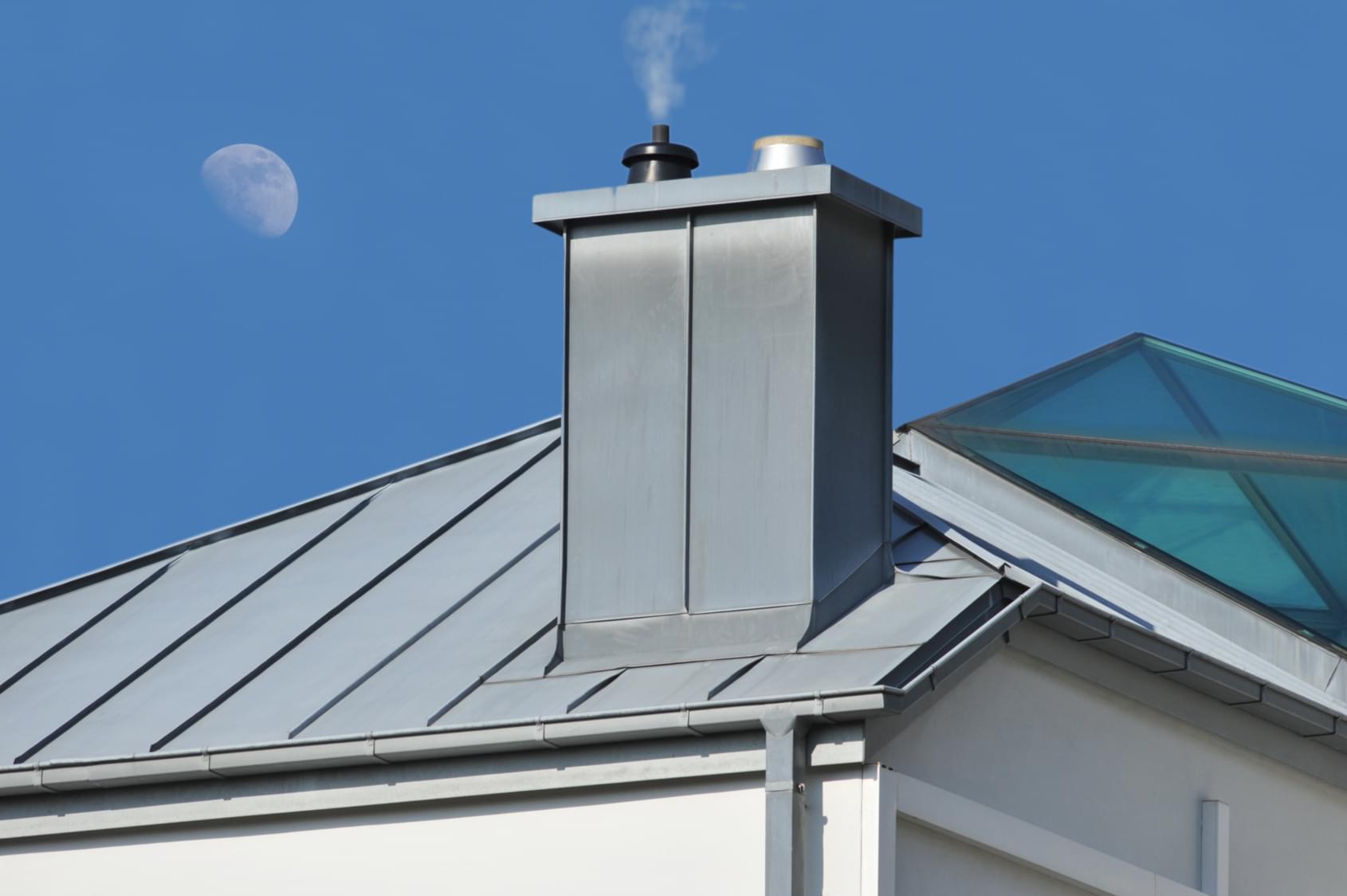 Komin z blachy- obróbka, uszczelnianie komina