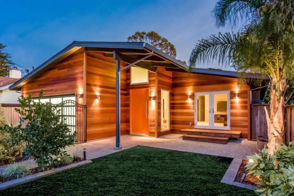 Dom zgodny z naturą. Coraz więcej domów z drewna lub gliny i słomy