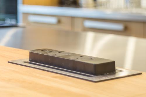 Gniazdka elektryczne na kuchennym blacie