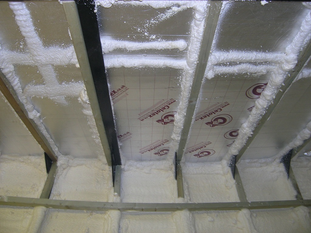 Dlaczego warto stosować nowoczesne izolacje budynków? Zalety pianki PUR