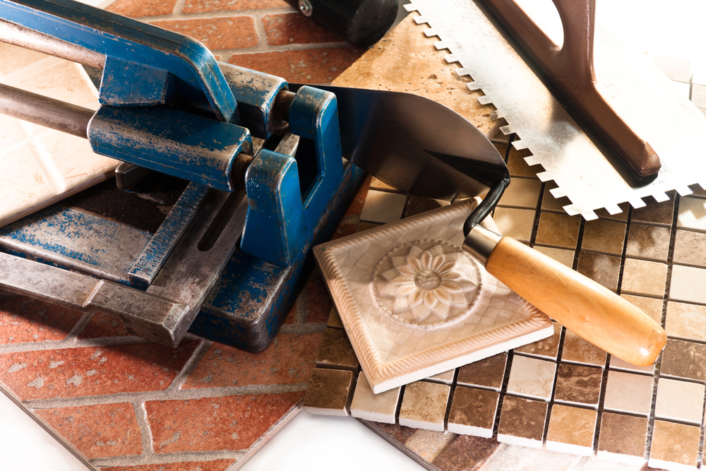 Płytki – układanie glazury krok po kroku. Praktyczny poradnik